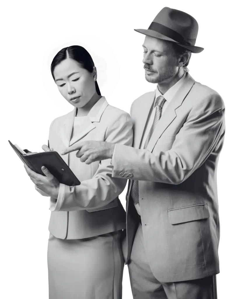 Twee mensen in zakelijke kleding bespreken notities tijdens een evenement, symbool voor samenwerking en taal.